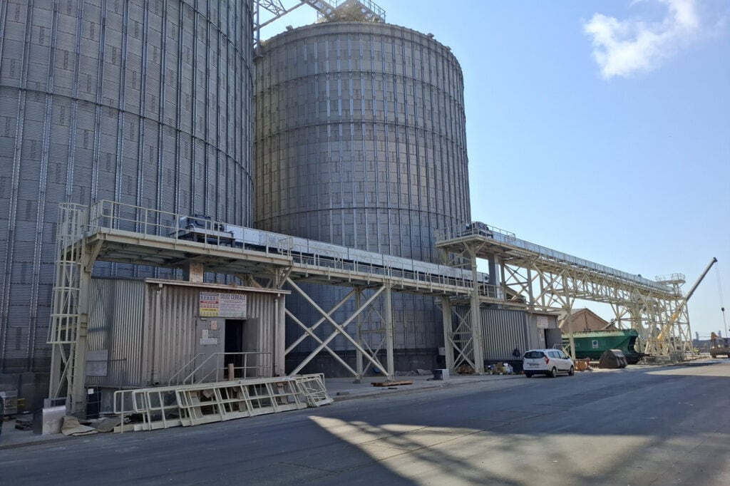 Integrated fertilizer unloading platform and railway wagon pit system