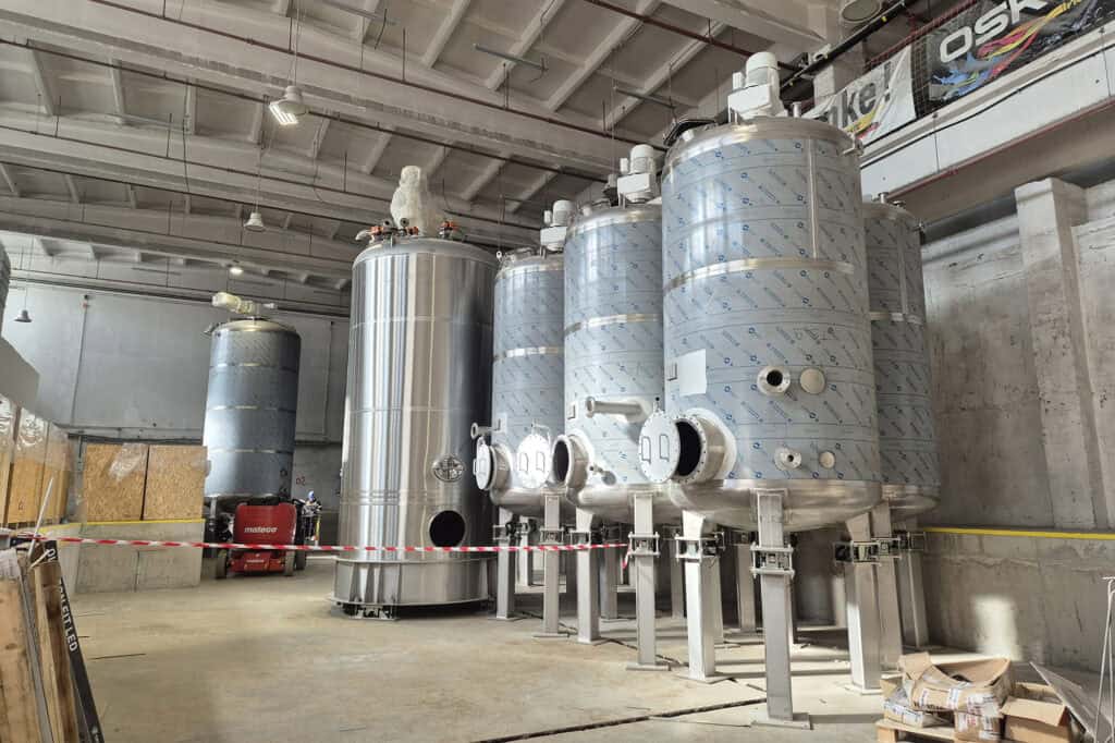 Water-based white wall paint slurry production plant